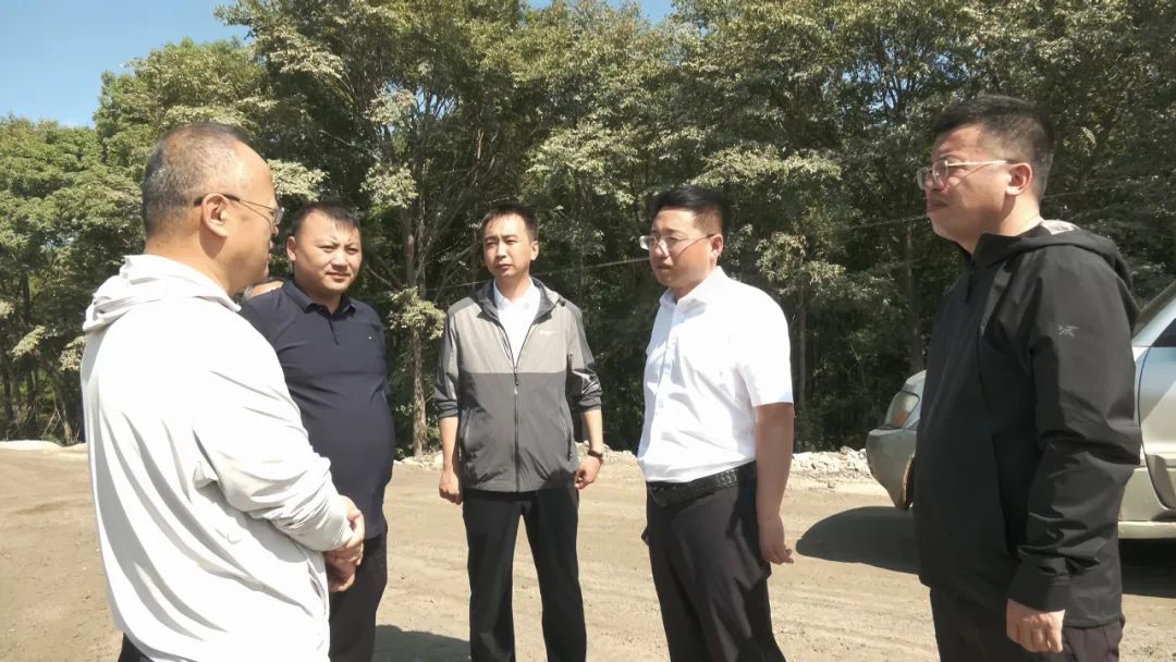 縣委副書記、縣長梁巍到永青村和宏偉村就美麗鄉村、礦山修復、以工代賑、通村公路建設等開展調研